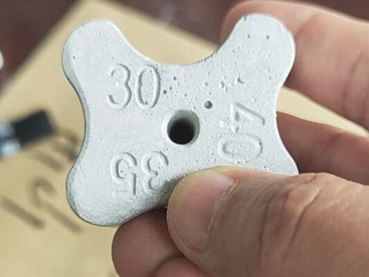 Separador de cemento y hormigón para redes de barras de refuerzo verticales y horizontales