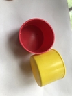 El tubo amarillo del tubo del andamio termina los gránulos plásticos de los casquillos de seguridad