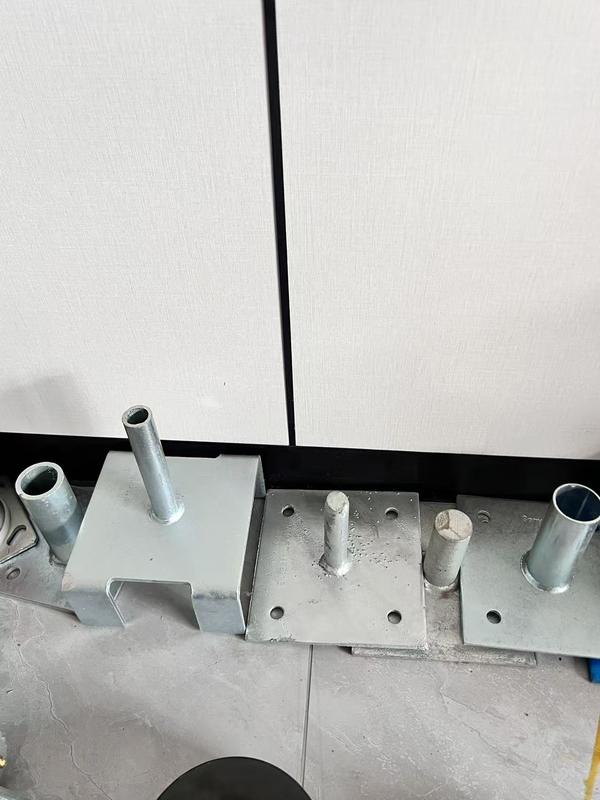 Placa base de tornillo de gato ajustable en U de acero para andamios, puntal de andamio de tipo fijo