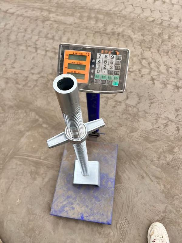 Gato de base de tornillo hueco ajustable Soporte de acero de alta resistencia para andamios y construcción