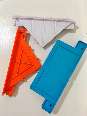 Las placas cónicas de las que se fabrican las piezas de construcción